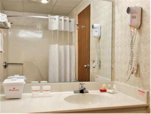 Stratford Hotel And Conference Center Room photo
